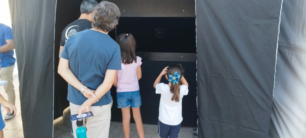 Participantes en el espacio audiovisual de la pirámide holográfica