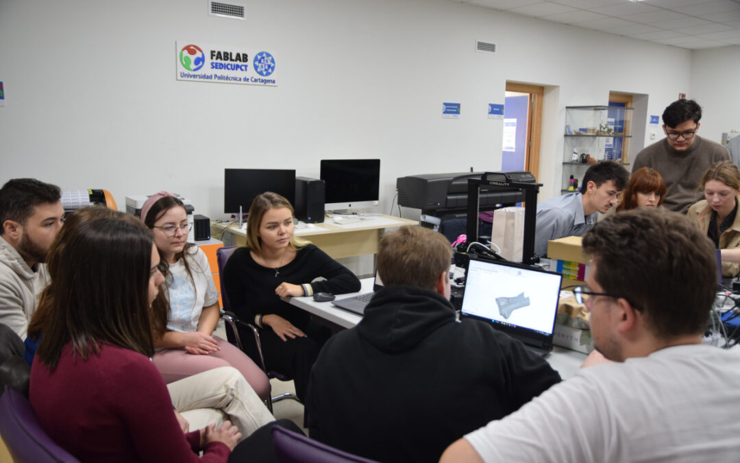 Algunos de los estudiantes del curso intensivo, esta mañana en el FabLab